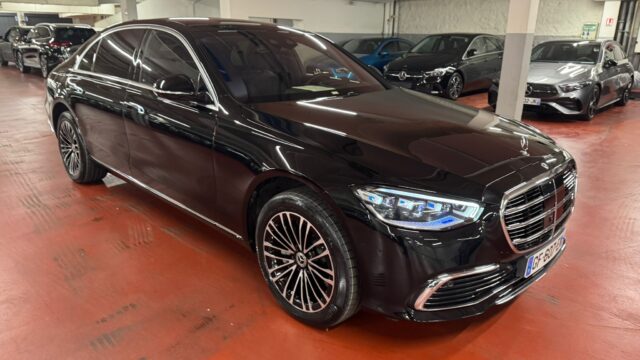 Mercedes Benz S class in Paris (France)