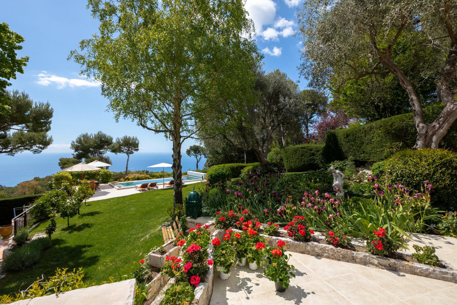 Villa with an exceptional sea view in Eze