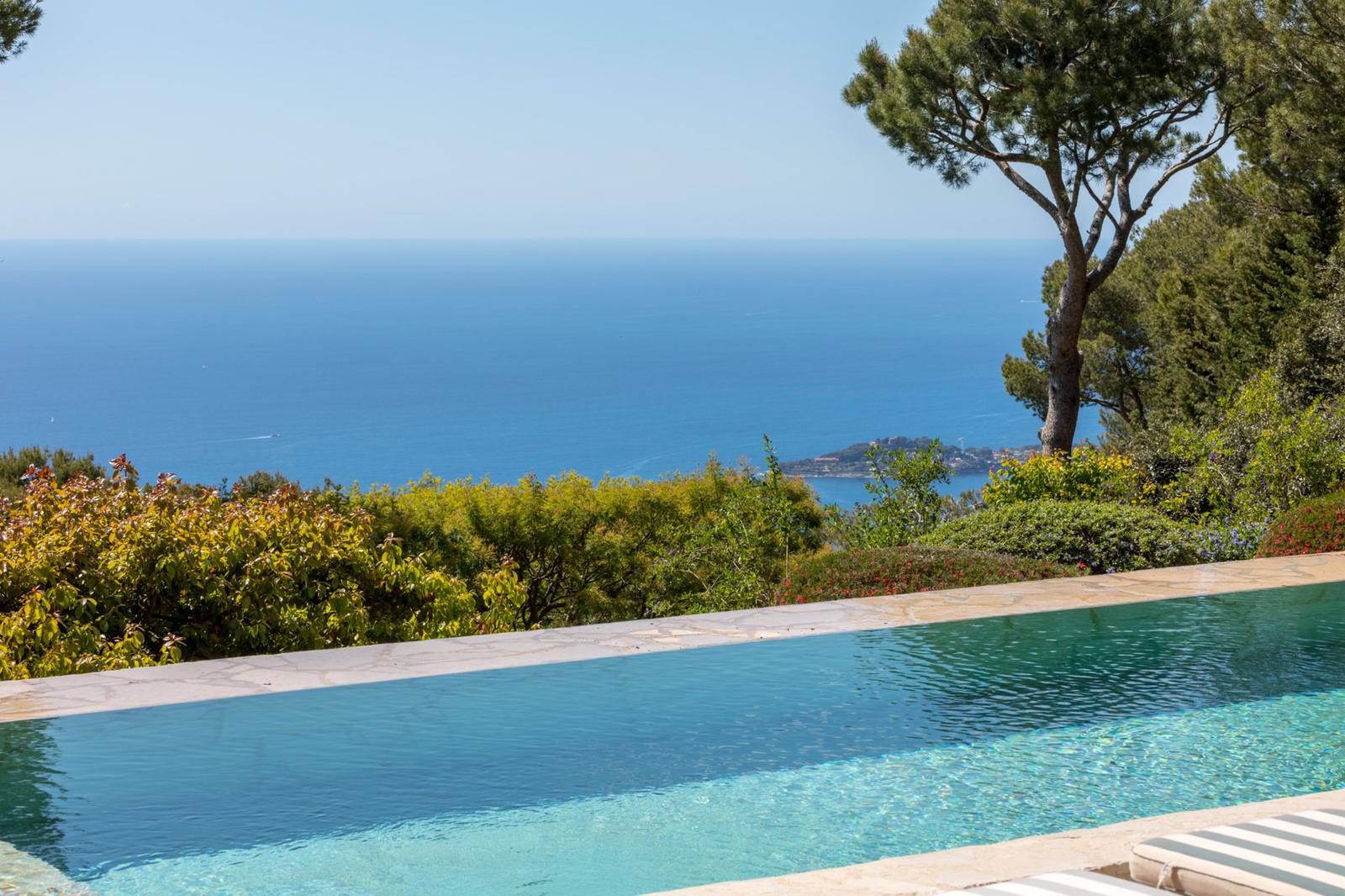 Villa with an exceptional sea view in Eze