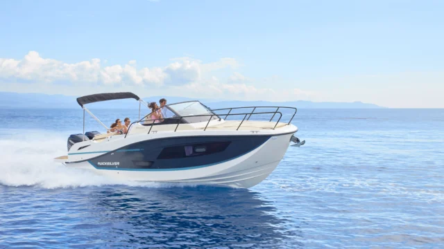 Quicksilver Activ 875 Sundeck