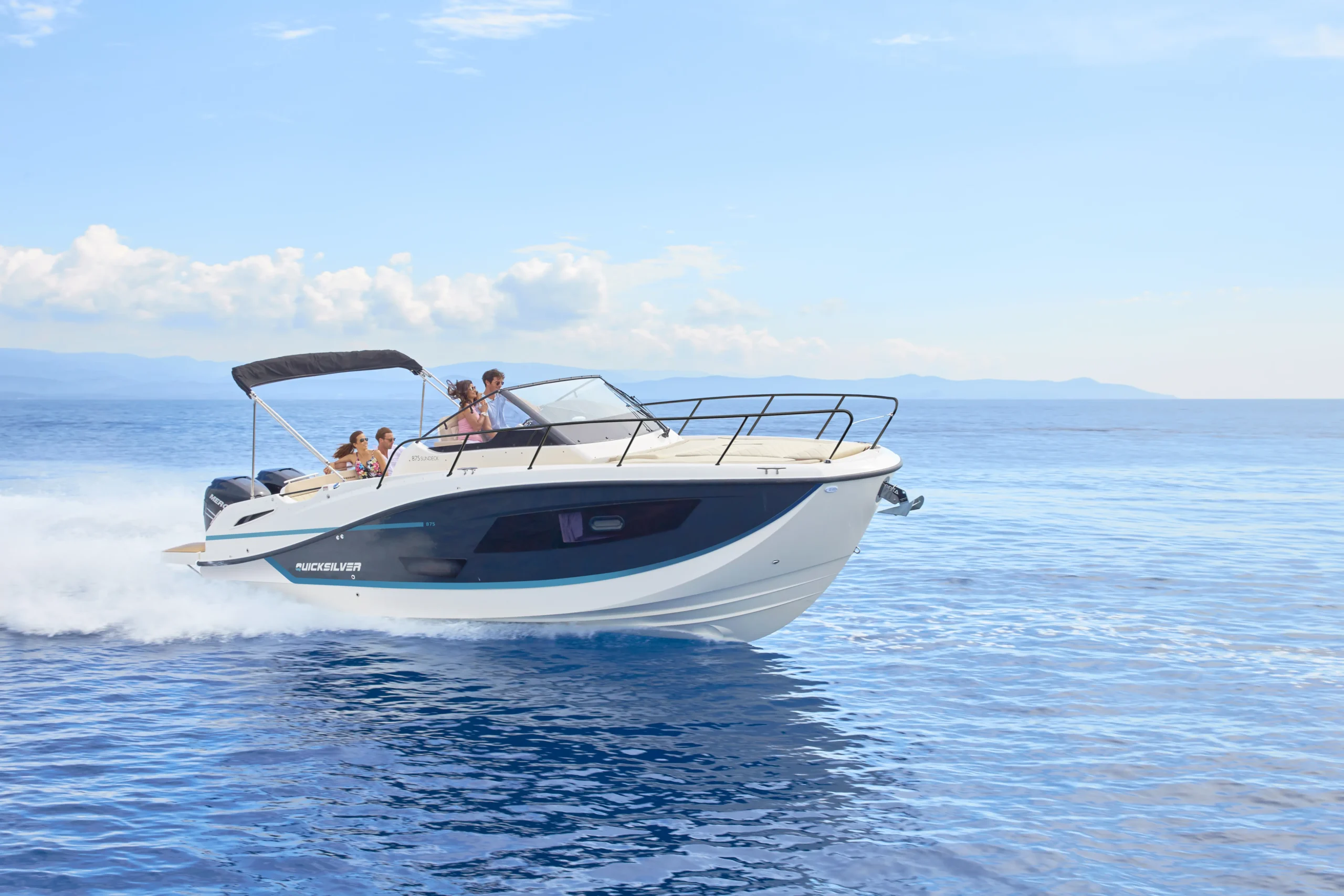 Quicksilver Activ 875 Sundeck