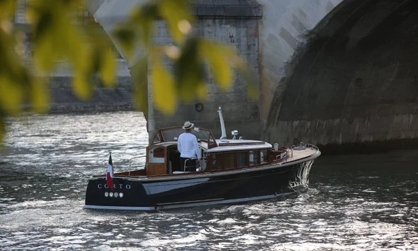 Corto boat ride on the Seine