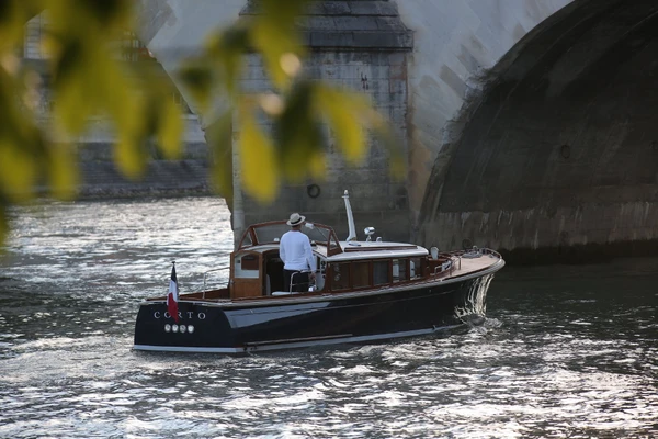 Corto boat ride on the Seine