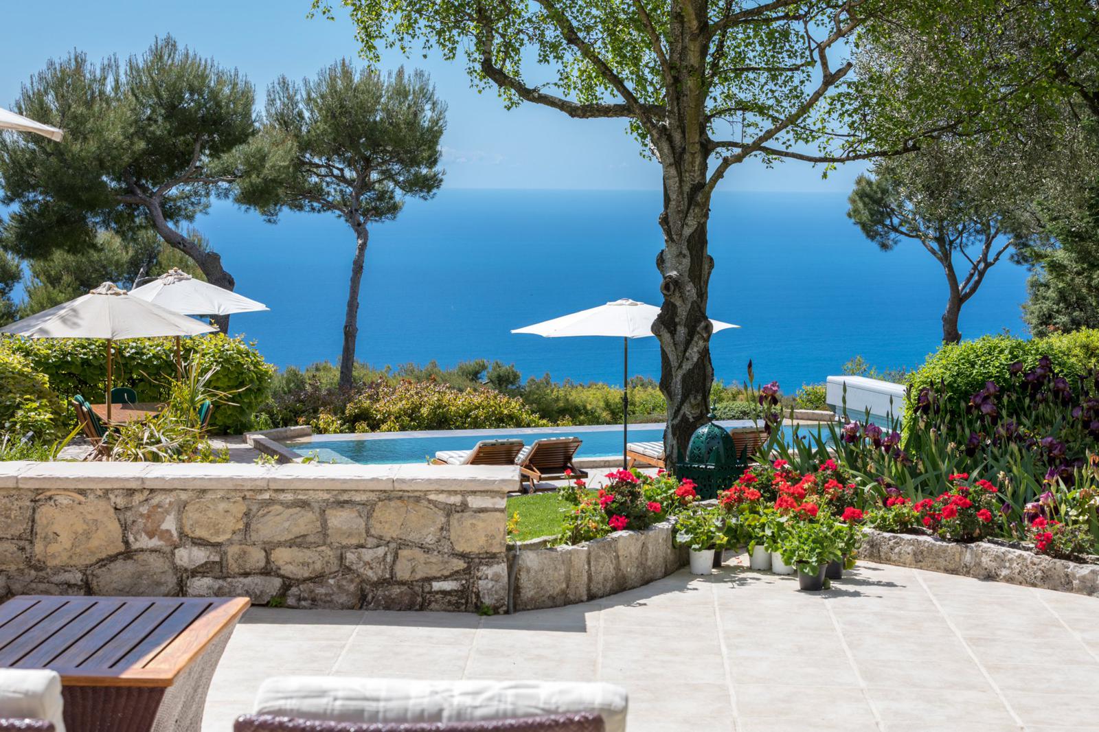 Villa with an exceptional sea view in Eze