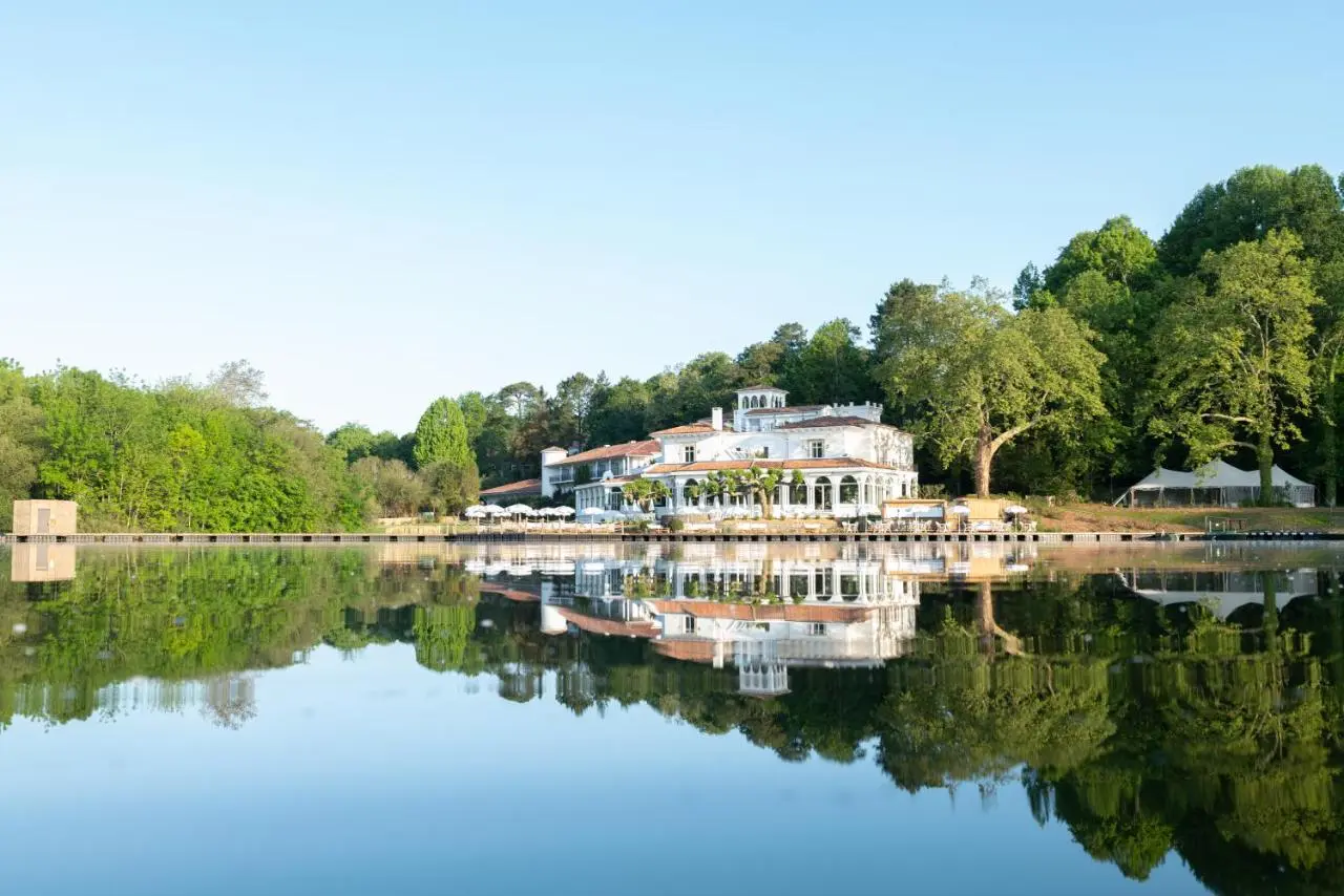 Brindos, Lac & Château