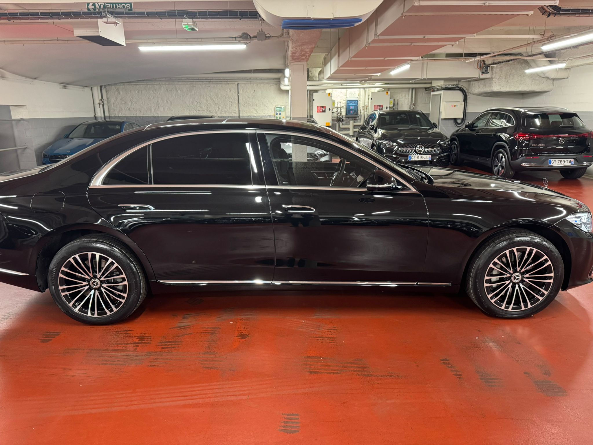 Mercedes Benz S class in Paris (France)