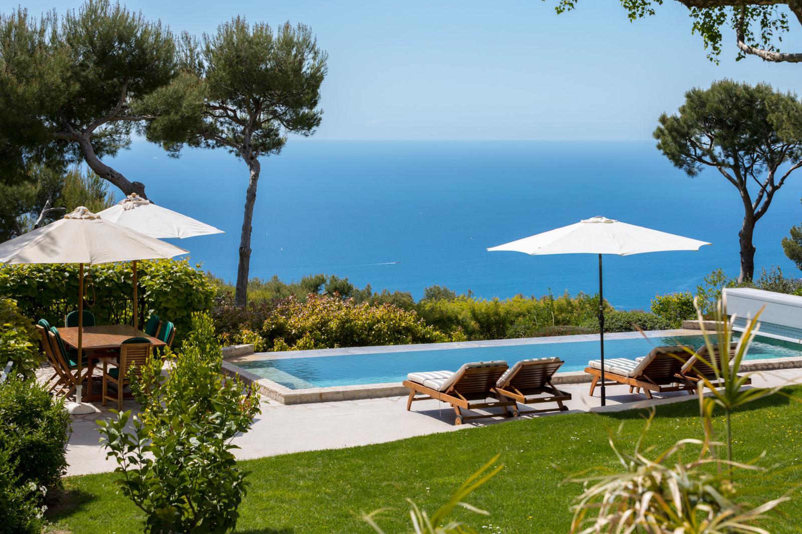 Villa with an exceptional sea view in Eze