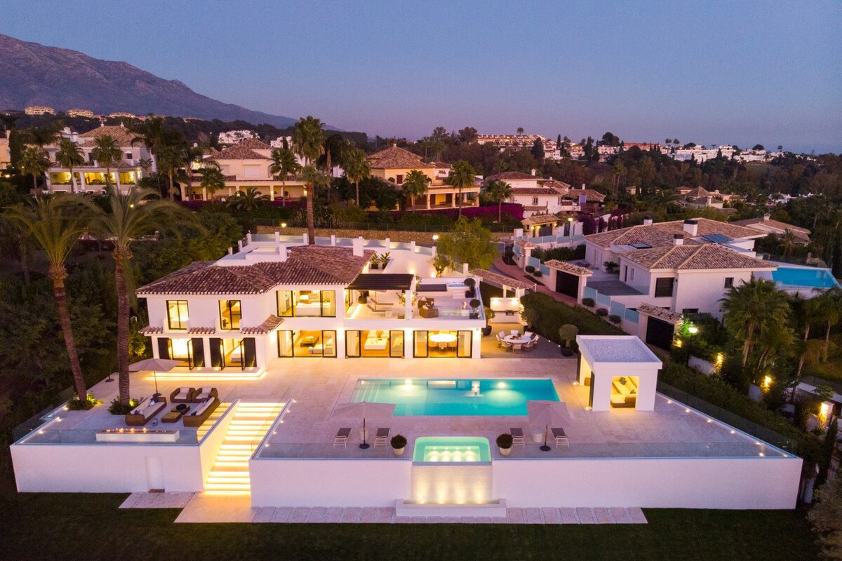 SUPERB VILLA FRONTLINE GOLF TO LOS NARANJOS, Marbella