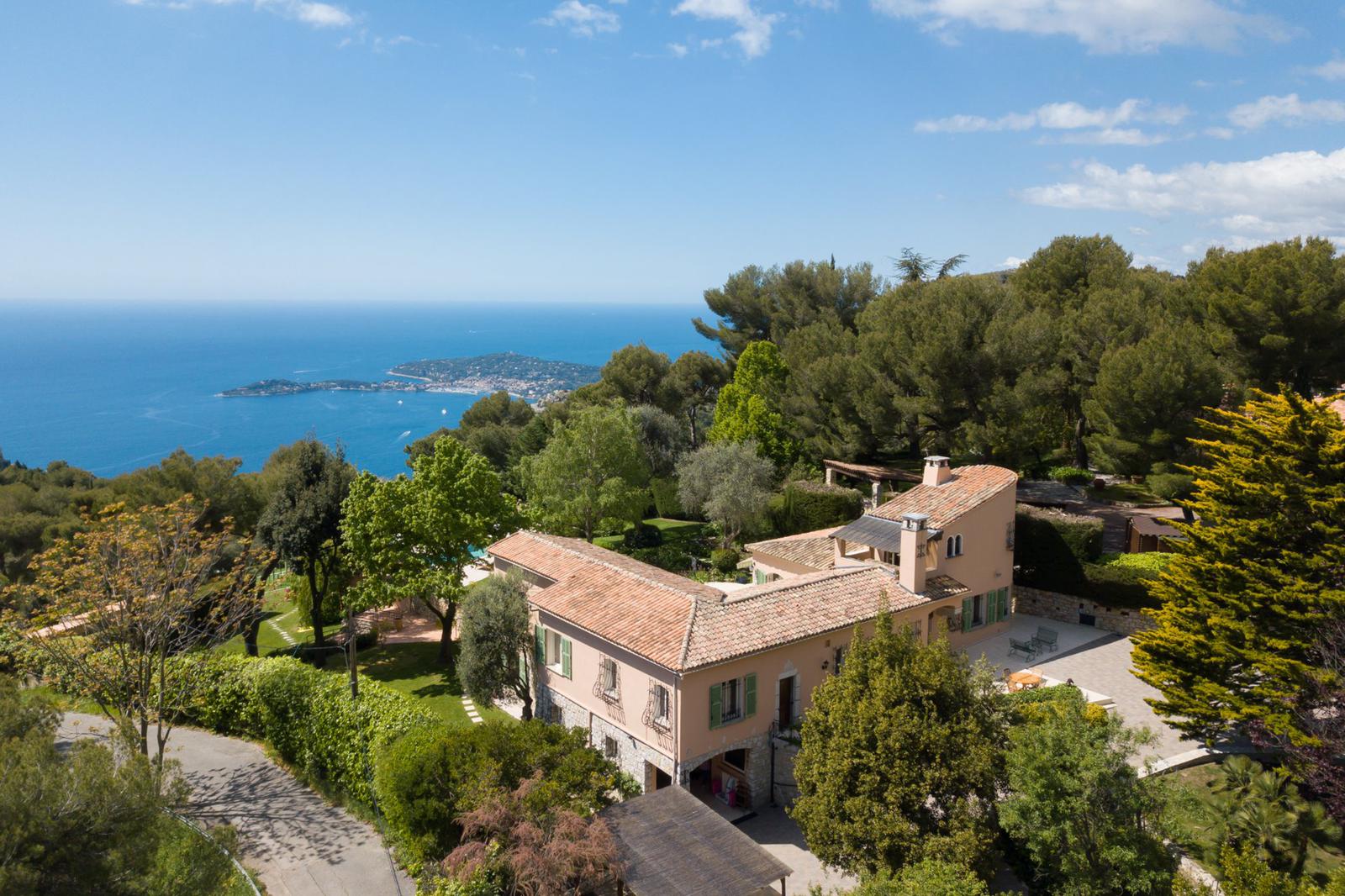 Villa with an exceptional sea view in Eze