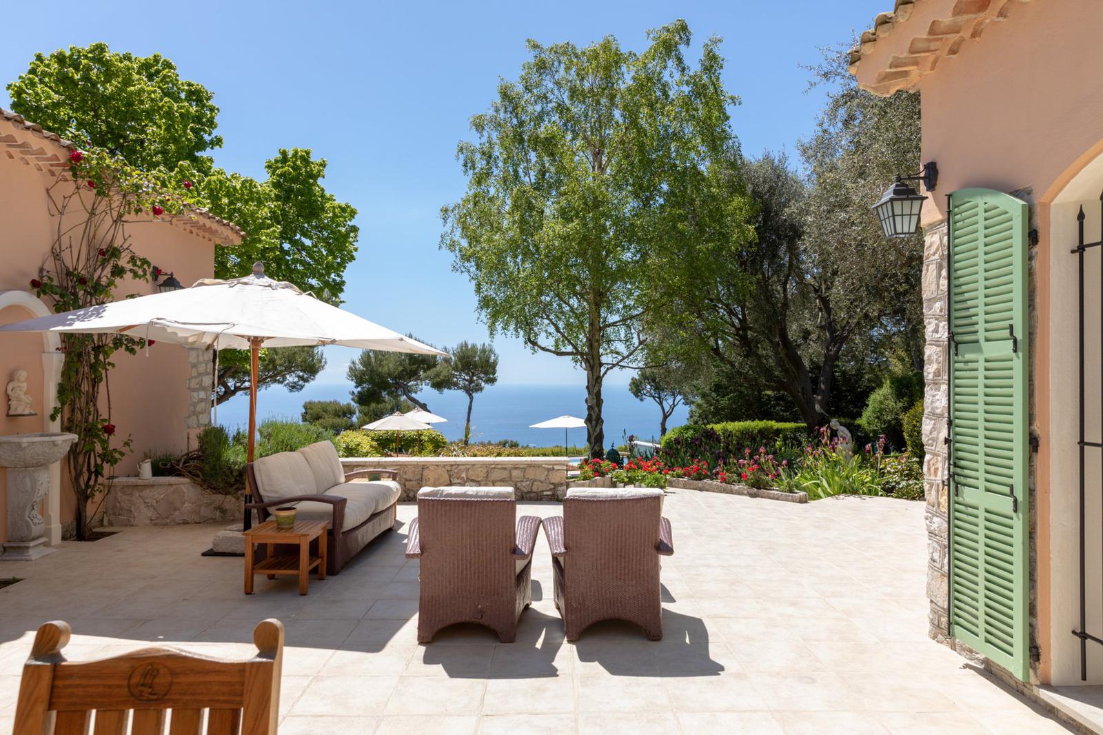 Villa with an exceptional sea view in Eze