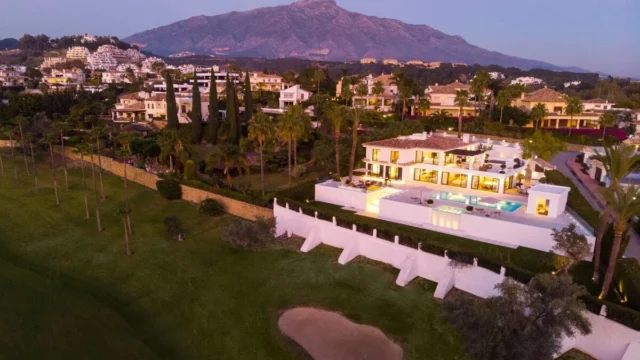 SUPERB VILLA FRONTLINE GOLF TO LOS NARANJOS, Marbella