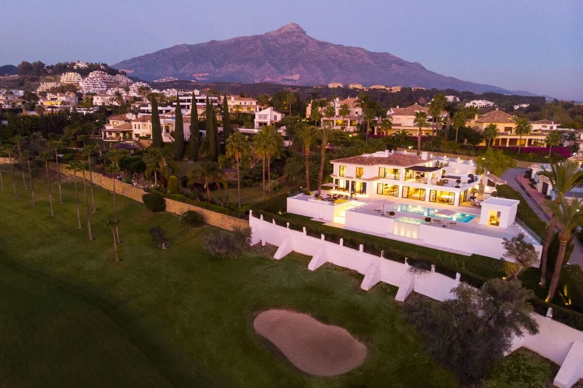 SUPERB VILLA FRONTLINE GOLF TO LOS NARANJOS, Marbella