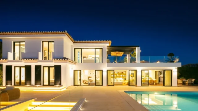 SUPERB VILLA FRONTLINE GOLF TO LOS NARANJOS, Marbella