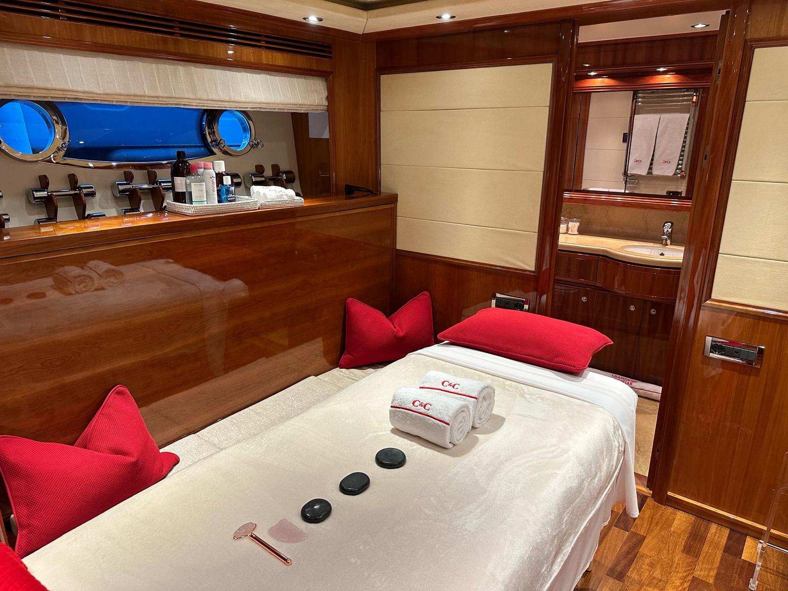M/Y Champagne and Caviar