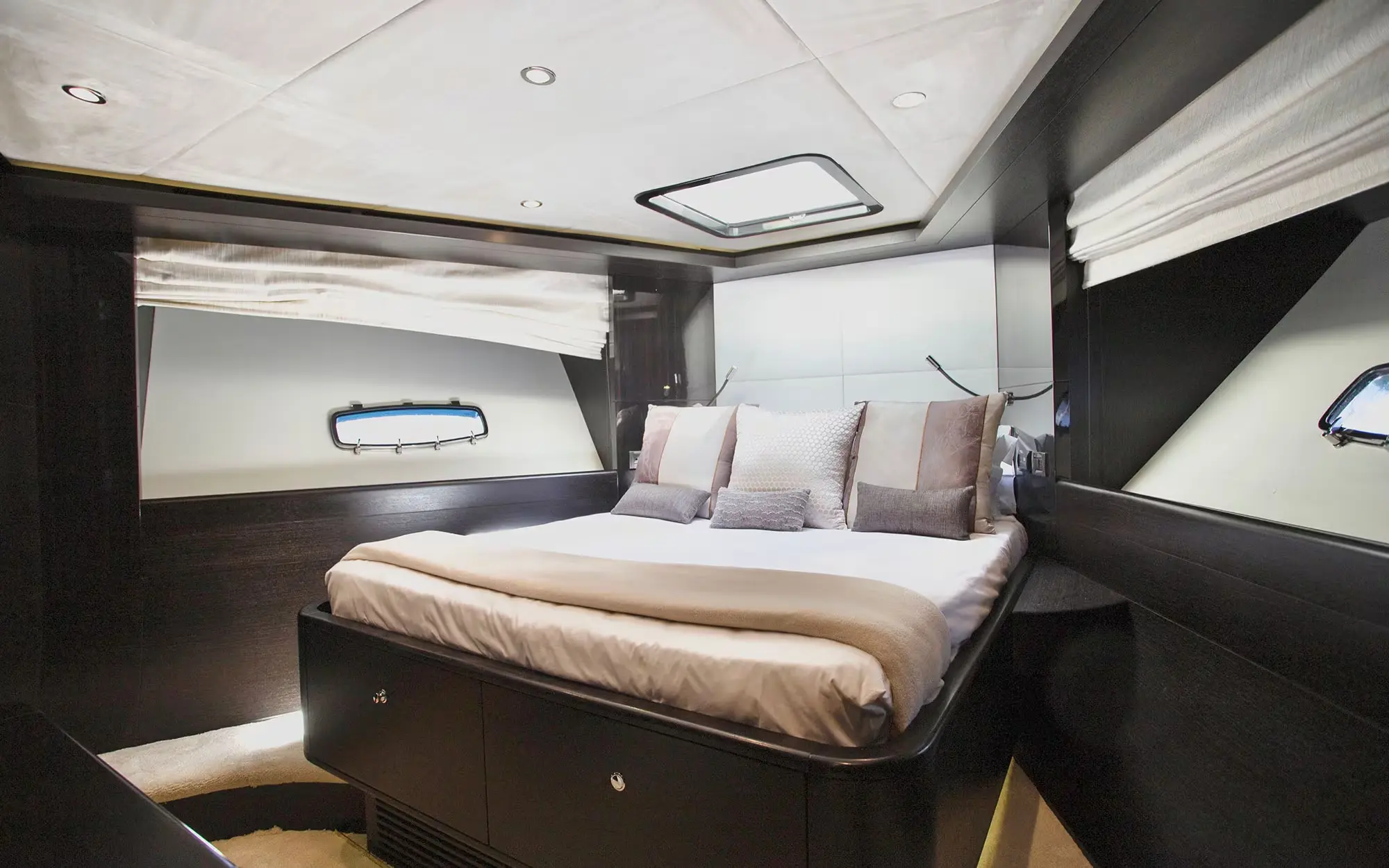Skyra Yacht Charter