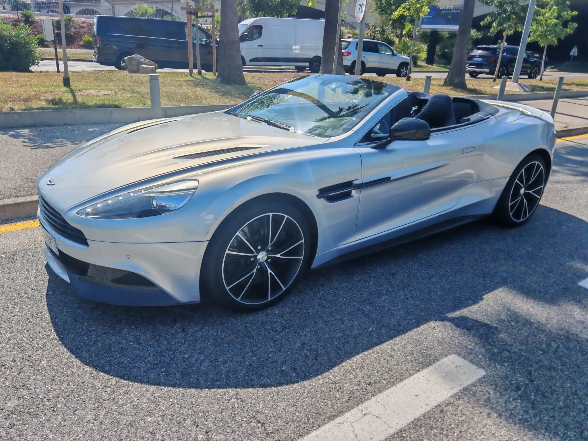 Aston Martin Vanquish Volante