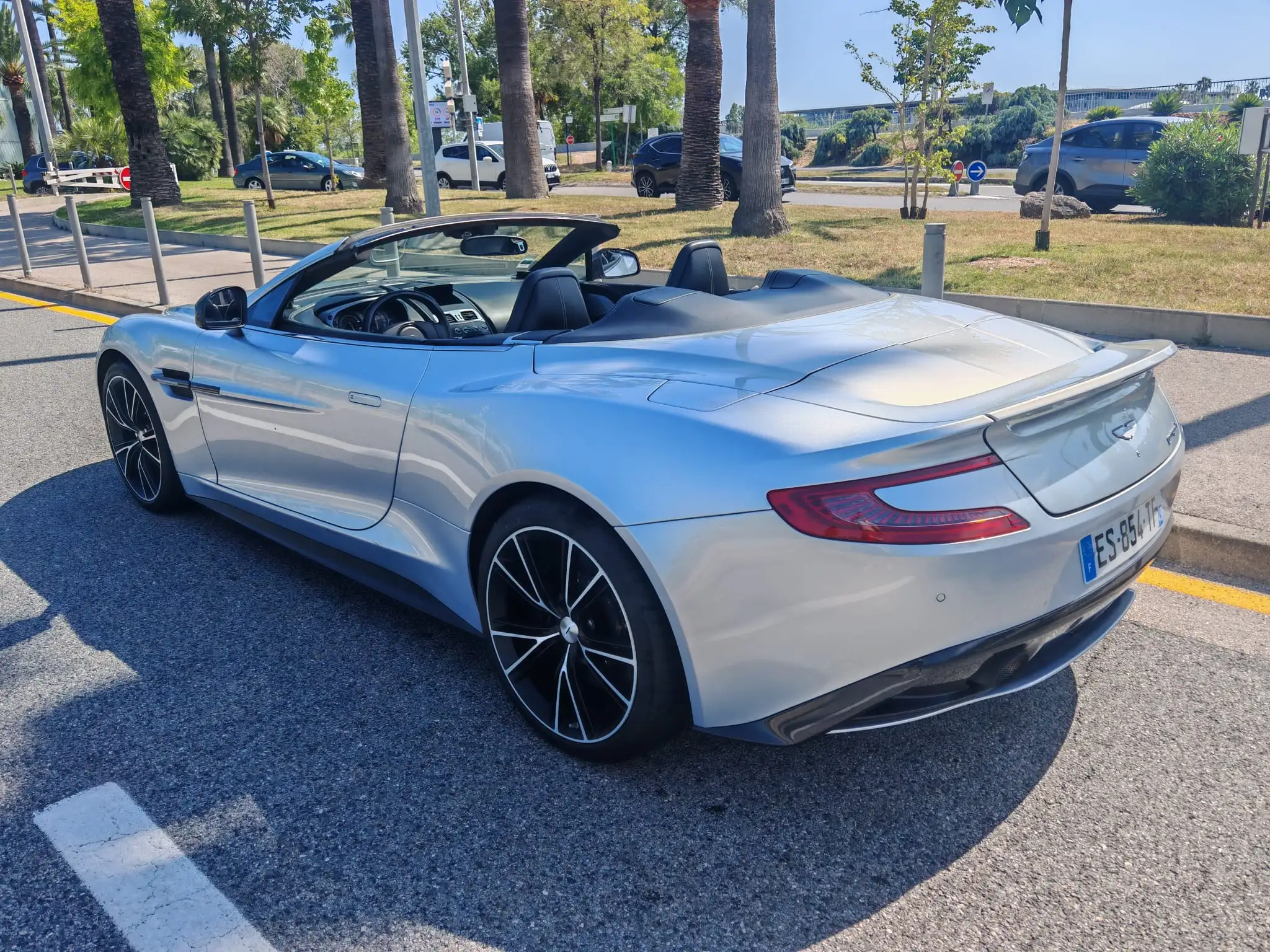 Aston Martin Vanquish Volante