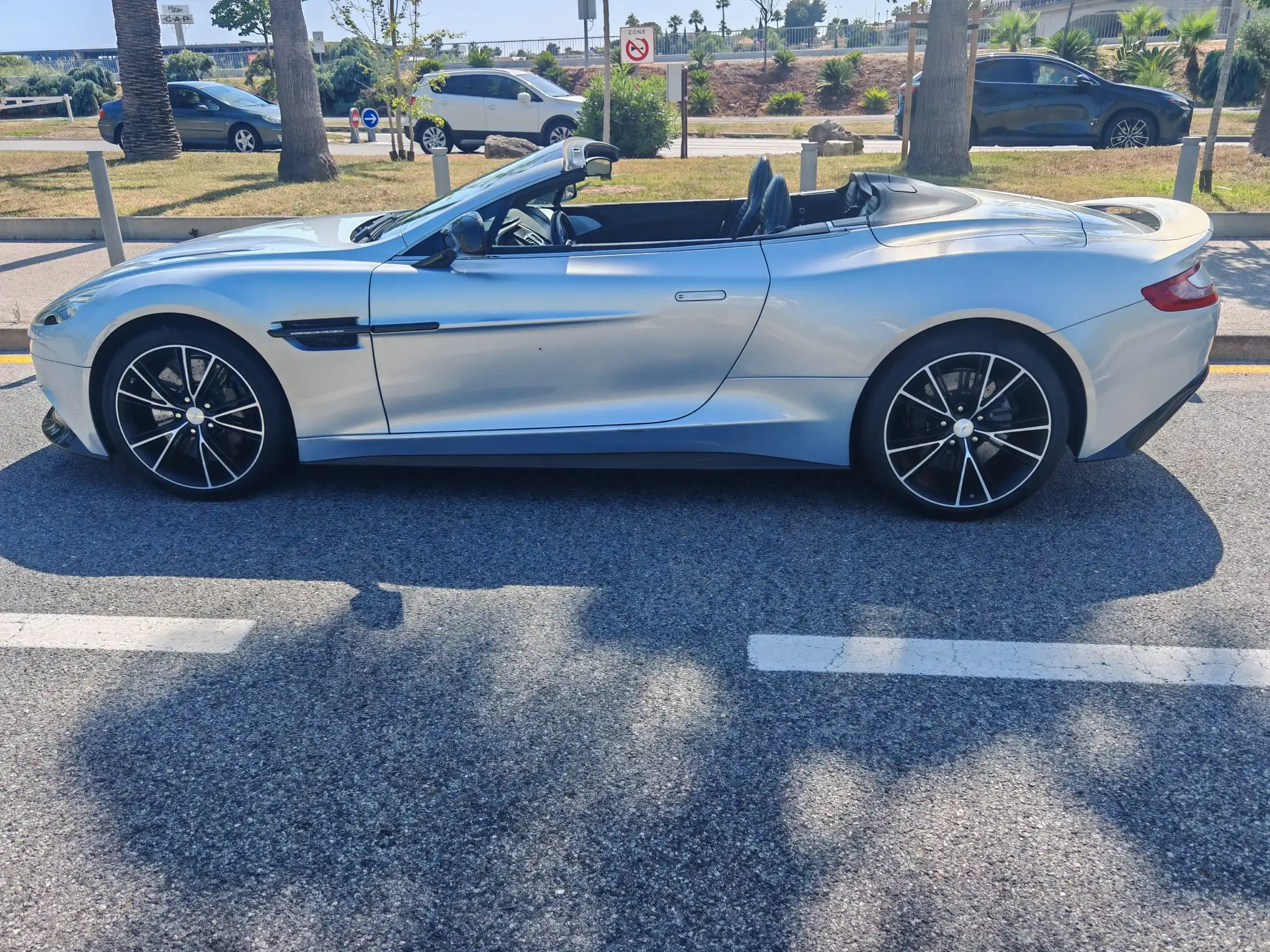 Aston Martin Vanquish Volante