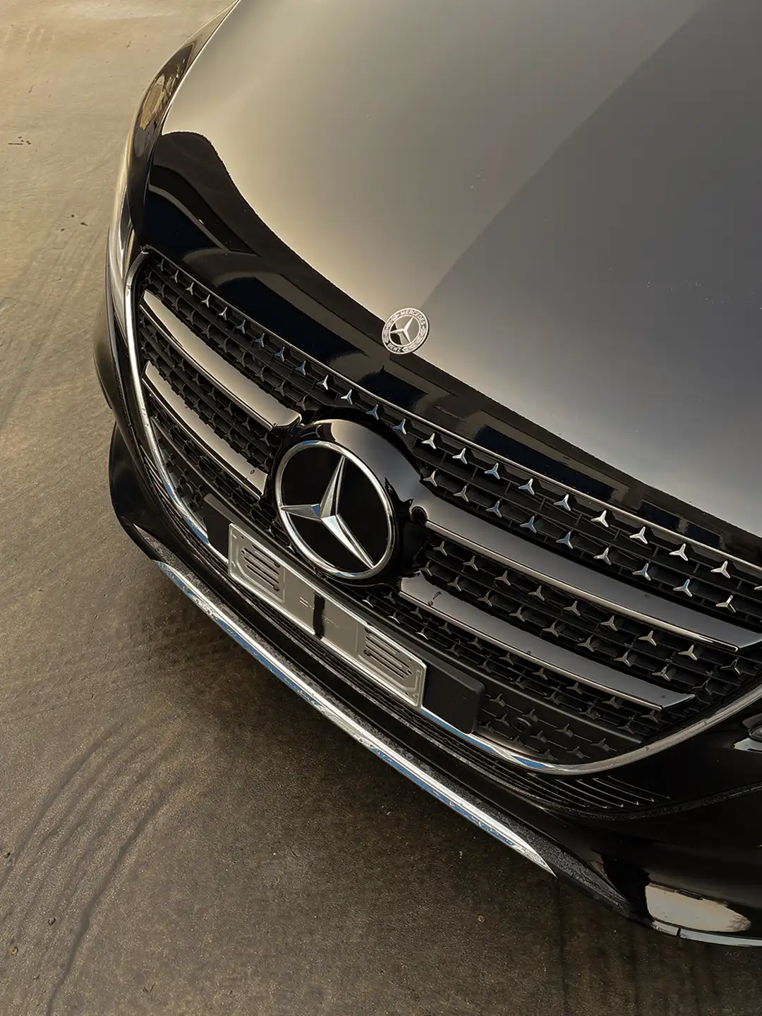 Rent Mercedes-Benz V-Class Extra-Long with driver in Milan