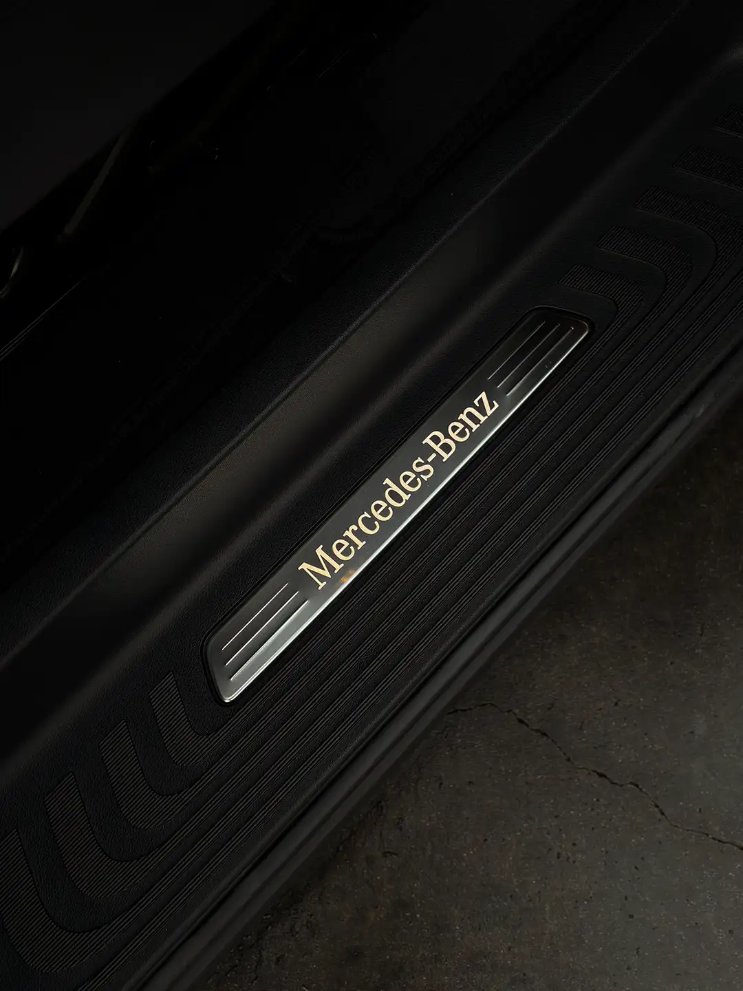 Rent Mercedes-Benz V-Class Extra-Long with driver in Milan