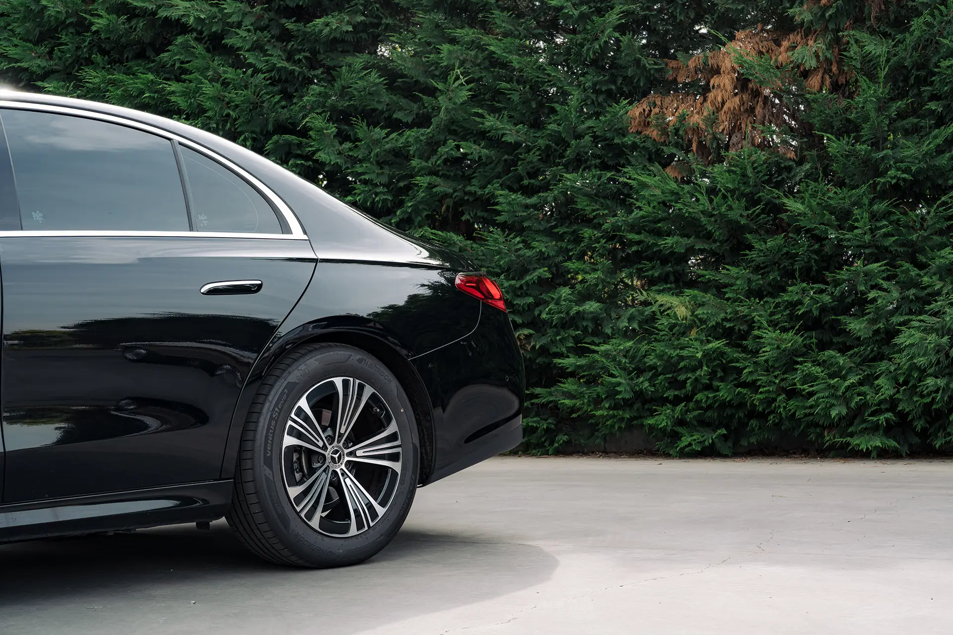 Rent Mercedes-Benz E-Class with driver in Milan