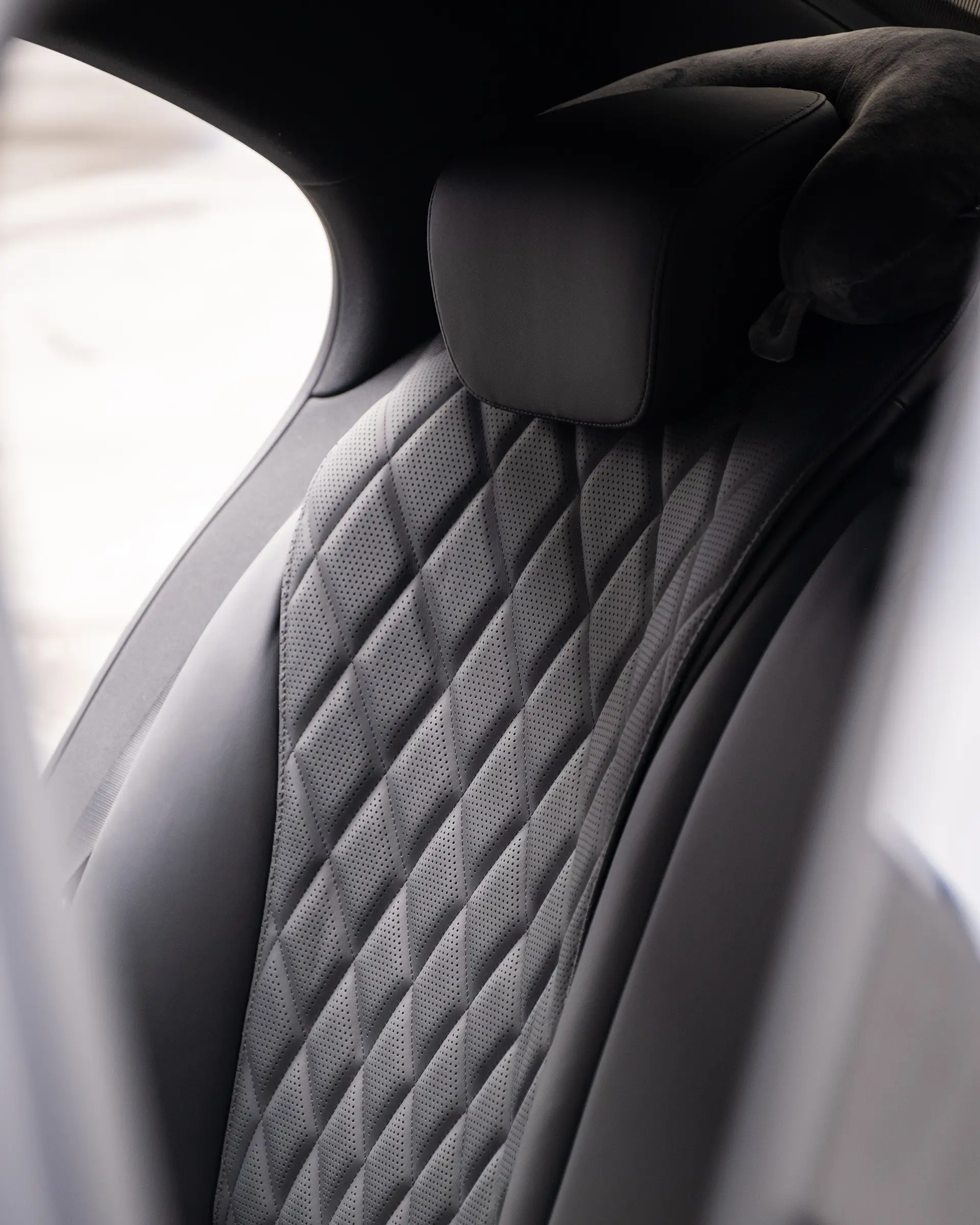 Rent Mercedes-Benz E-Class with driver in Milan