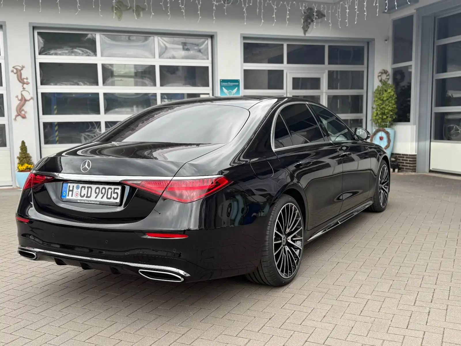 Rent Mercedes-Benz S-Class W223 with driver in Hannover, Germany
