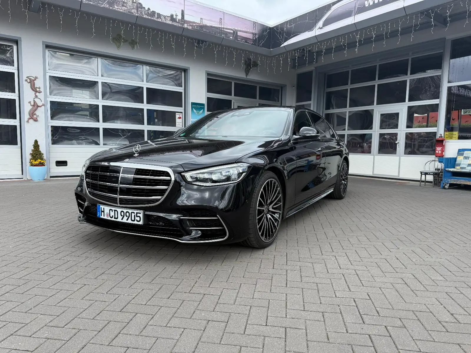 Rent Mercedes-Benz S-Class W223 with driver in Hannover, Germany