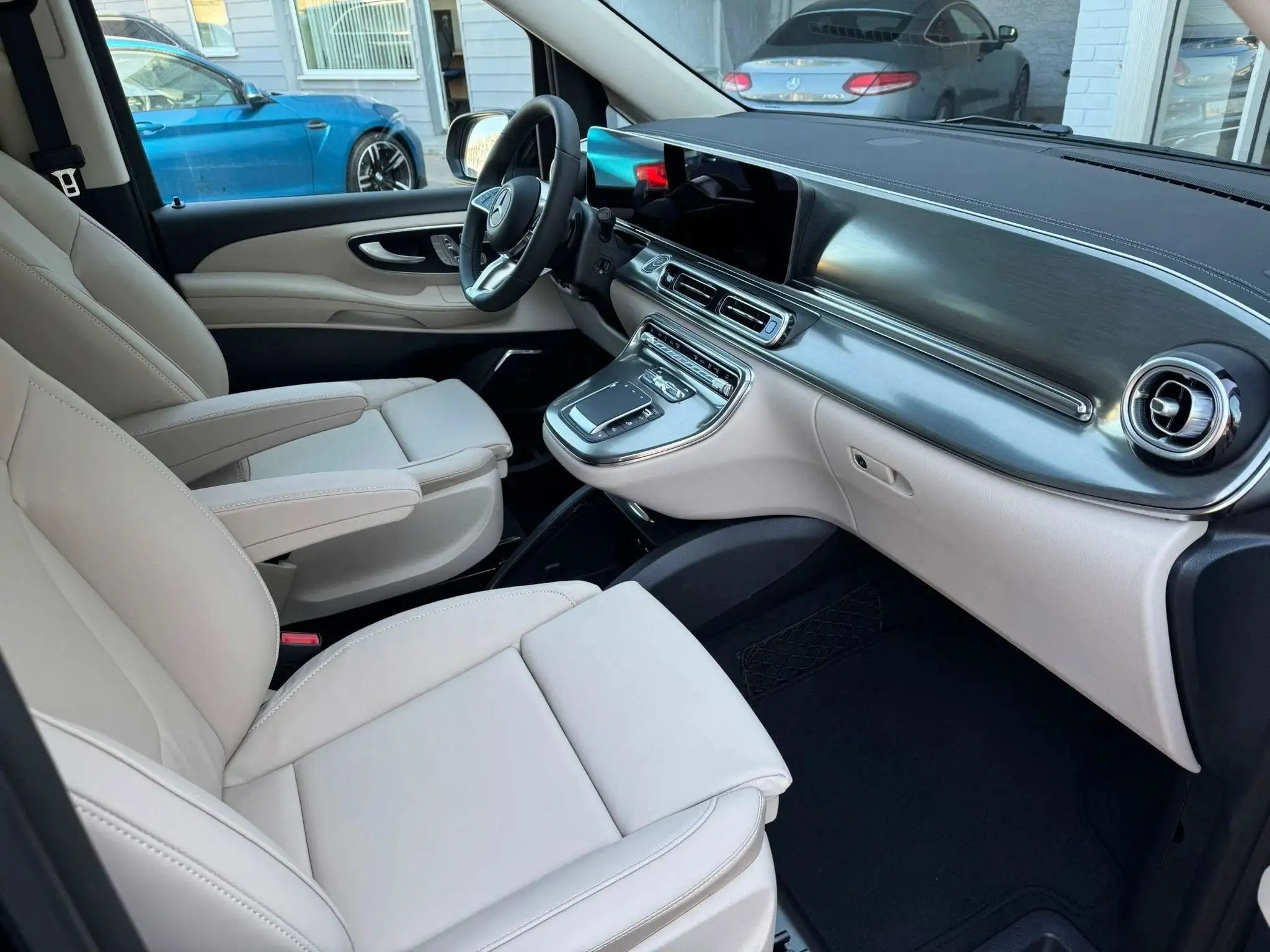 Rent Mercedes-Benz V-Class Extra Long with driver in French Riviera