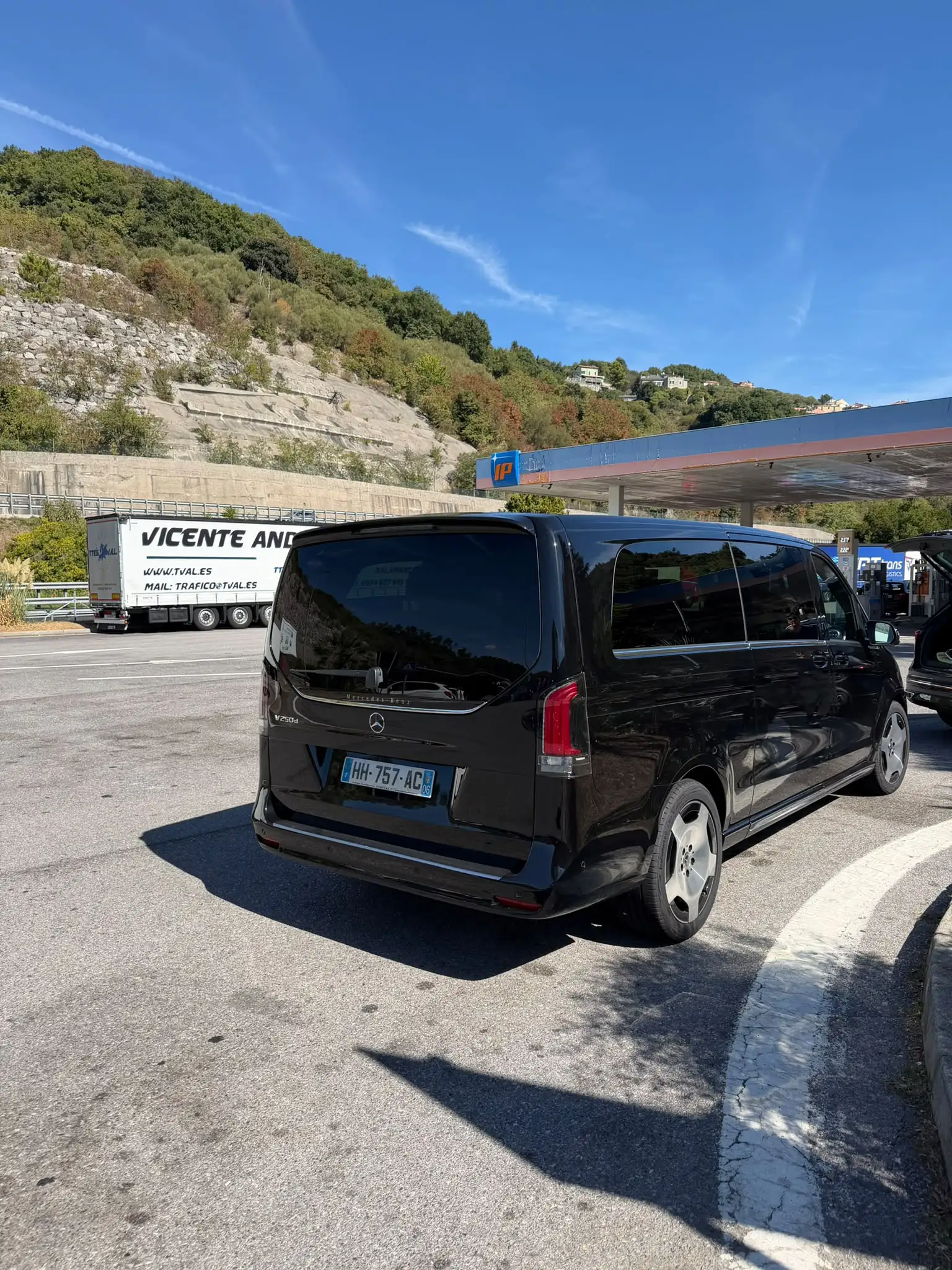 Rent Mercedes-Benz V-Class Extra Long with driver in French Riviera